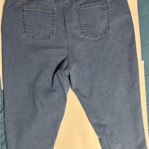 Denim 24/7 28W Tall Light Wash Stretch Denim Capri Jeans - Picture 3 of 5